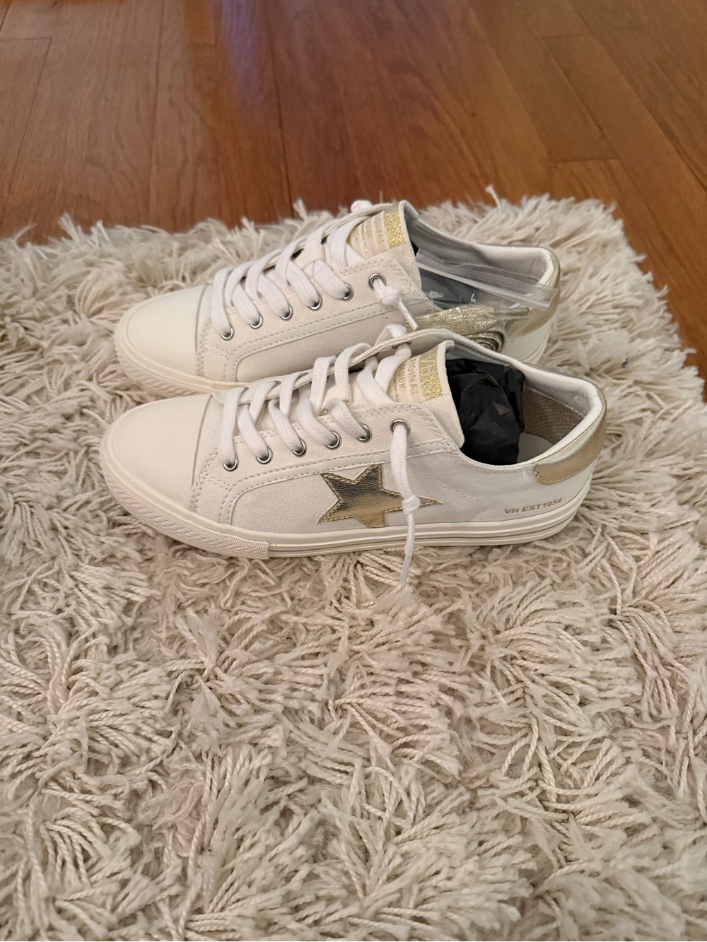 NWT VINTAGE HAVANA SNEAKERS SIZE 7.5